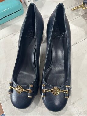 Tory Burch Navy Leather pumps block heel, round toe, and a gold-toned logo